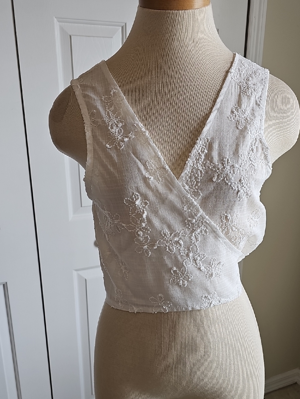 White Floral Embroidered Wrap‎ Crop Top. Size XL. LOVELY